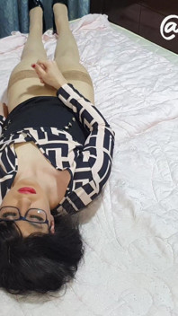 सेक्सी ट्रांस सेक्रेटरी अपने चेहरे पर वीर्य निकालती है