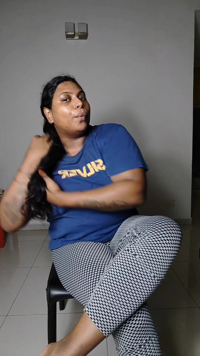 Ilariafajralilura: Chitti Ilaria meletakkan Ramesh dalam saree dan membuatkannya menjilat ketiak...