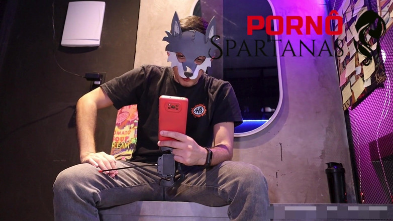 Porno Spartanas: Blondýnka řekla sousedovi, aby se vylíčil