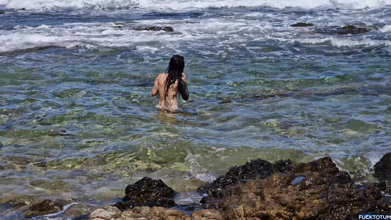 Fucktotum: Mamada al aire libre junto al mar de un extraño...