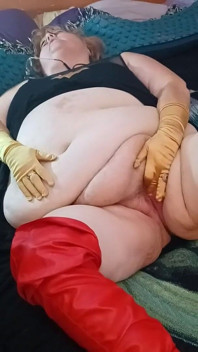 Gordinha bat girl se masturba para você com suas luvas de ouro!