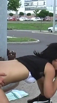 Sexe torride en plein air pour une brune affamée de sexe qui se fait baiser par deux mecs