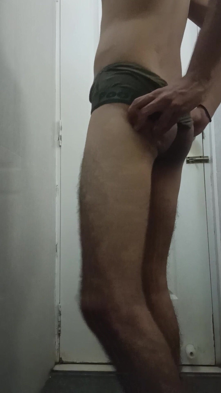 slayboy69: Sexy chlapec škádlí svůj ručník a spodní prádlo, svléká a ukazuje...