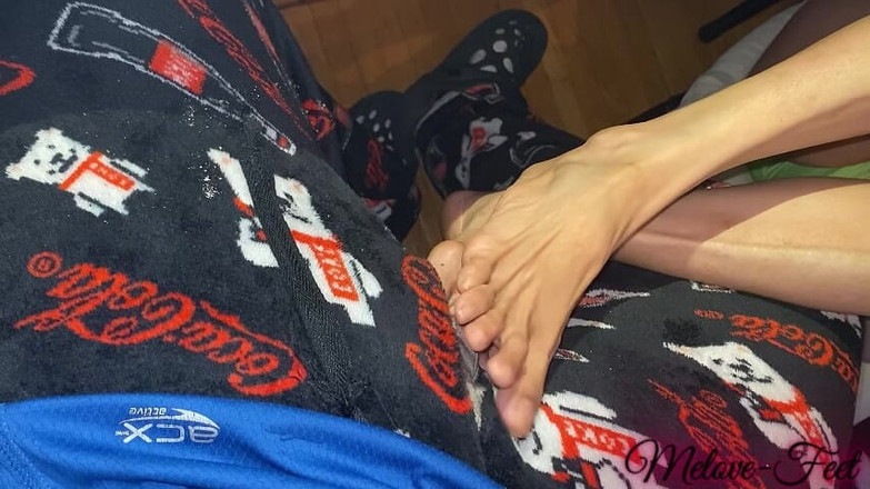 Naelor: Melove chce potěšit Naelor svými sexy chodidly a dlouhými prsty...