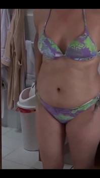 Mijn 58-jarige latina-vrouw op vakantie op het strand, ze trekt haar bikini aan om naar de zee te gaan, keert terug naar haar kamer met het hotel