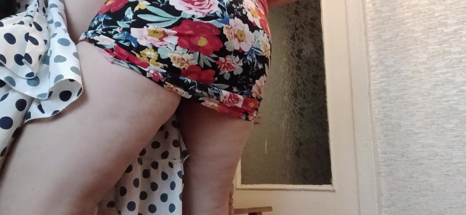 Lesbian-illusion: Ibu tiri mengongkek saya di atas meja dapur