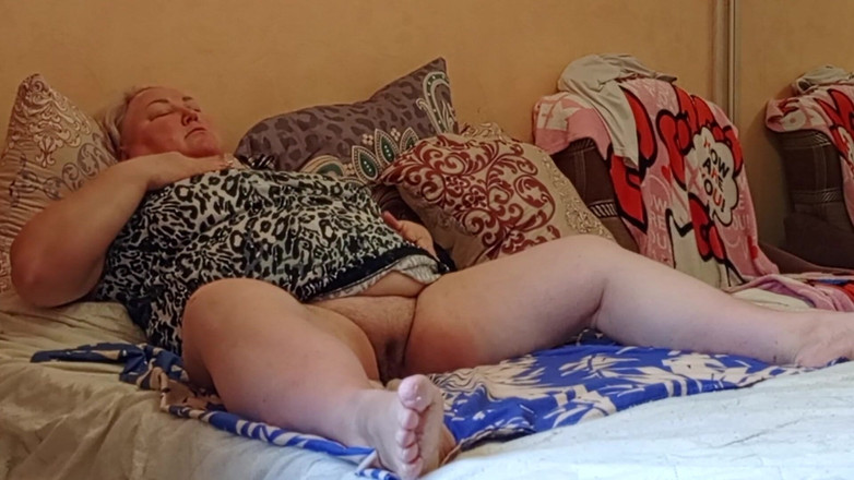 Zona901: Novia con coño grande se masturba con juguetes