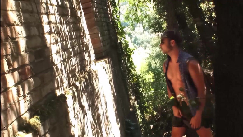 Transsexuell and gay club: 狂野户外同性恋肛交在废墟中