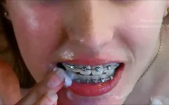 Éjacule sur les bagues de ta baby-sitter