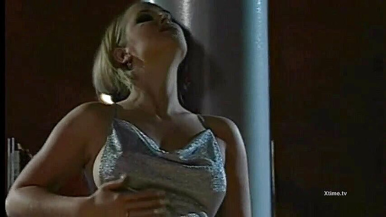 Monster Cocks: 金发荡妇乞求鸡巴插菊花