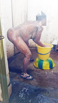 Hamile kız arkadaşımı kirli ortamda açık havada banyo yapıyor