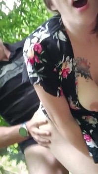 和我的淫荡继妹在森林里做爱