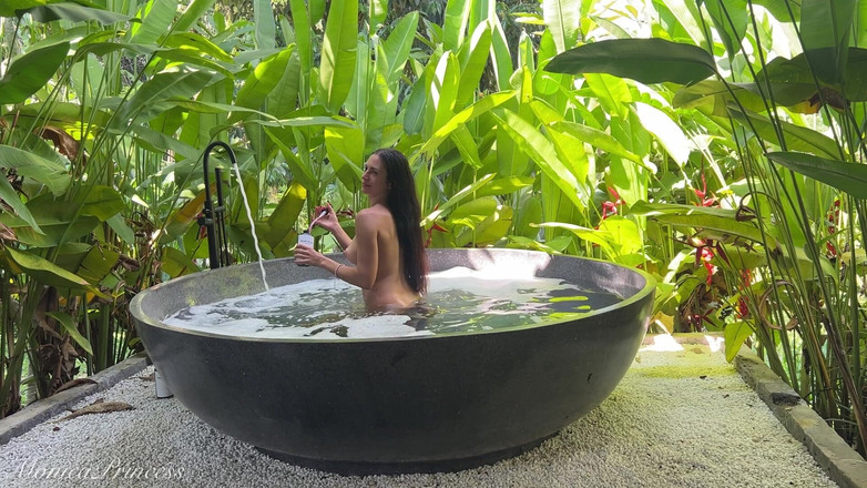 Princess Monica: Junglebad naakt - achter de schermen