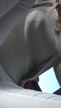 拥挤的公交车冲动。紧身裤的妻子感觉到坚硬的按压，内裤线显示她屈从的那一刻 - 第3部分