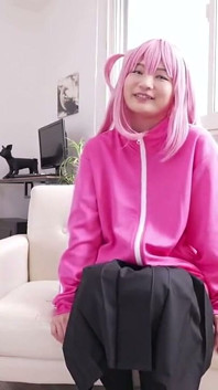 Bertemu dengan seorang pria di media sosial - cosplay pertamanya membuatnya tergoda