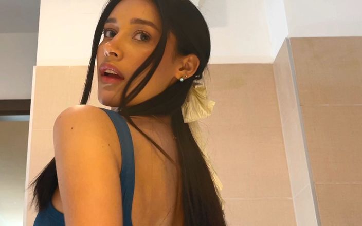 No panties TV: Kısa mini etekli en ateşli esmer hatun sıkı ıslak amcığını göstermek...