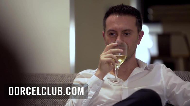 Dorcel Club: La hermosa Lucy se encuentra entre dos hombres