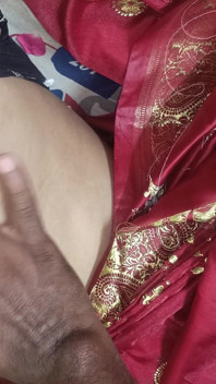 Kakak tampan tetangga qhousewife dengan kain sosis warna merah lagi asik ngentot hot
