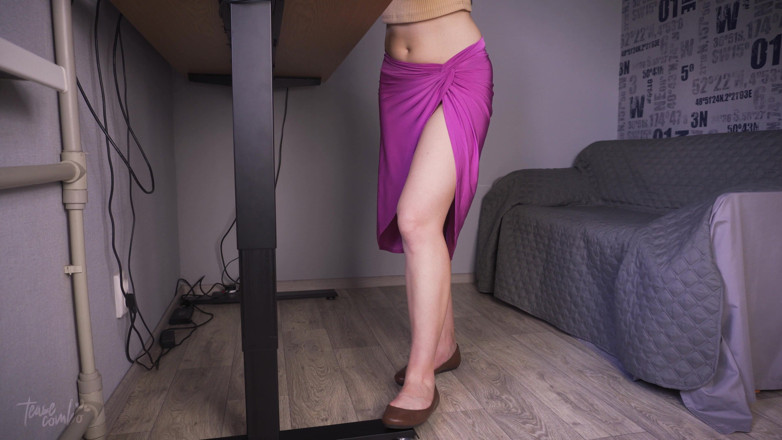 Teasecombo 4K: スリットスカートのセクシーな脚フェチ