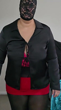 Doamna B se îmbracă pentru o întâlnire în satin și o fustă mini