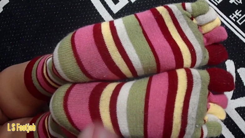 Footjob life style: Amateur vriendin in hete sokbeurt pov