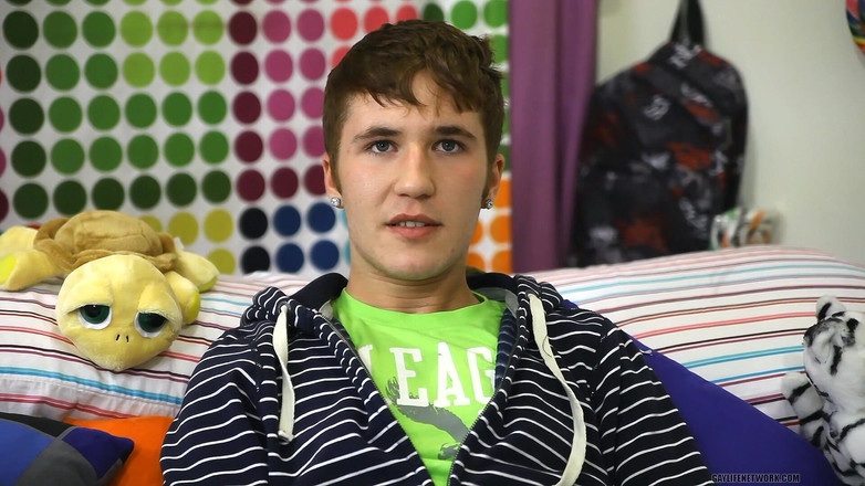 Lollipop Twinks: Ragazzo della fattoria diventa pornostar gay