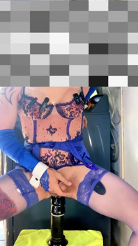 Netter femboy in high heels, sehr sexy blaue strumpf-dessous, zeigt sein höschen draußen