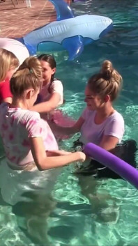 Patru fete sunt în piscină sug și călăresc o pulă norocoasă