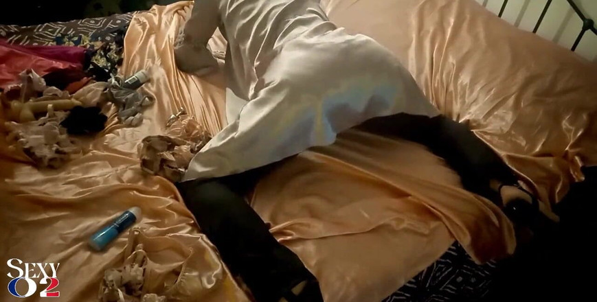 Sexy O2: 1884 - 业余荡妇，斑马缎紧身胸衣，白色缎面内裤，黑色皮裤，舔屁股，阴道