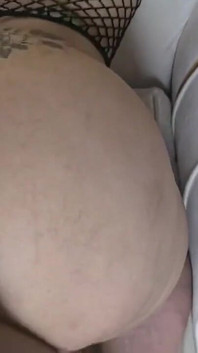 大きなお尻の美女は、ミッション体位やドギースタイルで吸ったりセックスしたりするのが好き
