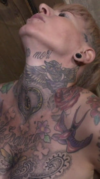 Pierced - loira tatuada adora uma carga quente nos peitos