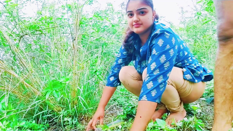 Your_aisha: Une villageoise indienne baise sa chatte étroite pour la première fois...