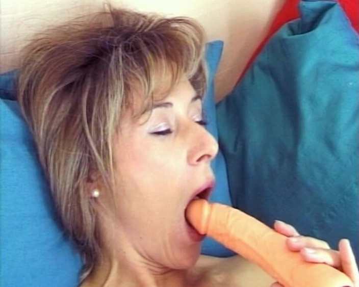 YOUR FIRST PORN: Jak si dospělé ženy honí – sexy Sarah