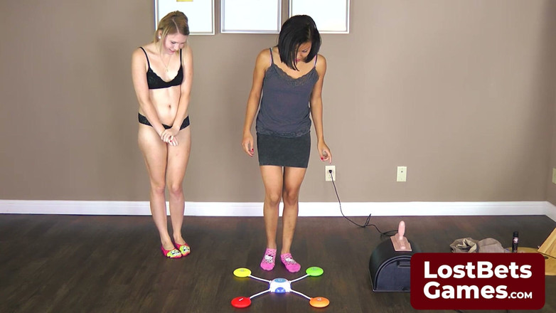 Lost Bets Games: Sexy mädchen kasady und monica spielen strip pod stampmp