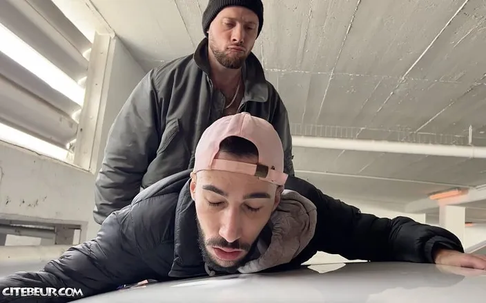 COCKSUCKERprod: Mladá arabská čuráka bere masivního bílého ptáka na parkovišti - 2