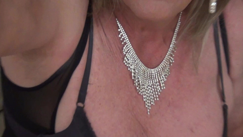 Mature Tina TV: 青い口紅成熟した英国のテレビふしだらな女