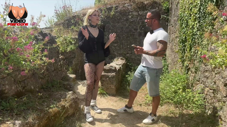 Video Porno One: Een Vreemde Neukt Me Buiten Een Kasteel En Ik Hou...