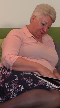 Nenek berpantat besar menjolok pepek matangnya di sofa