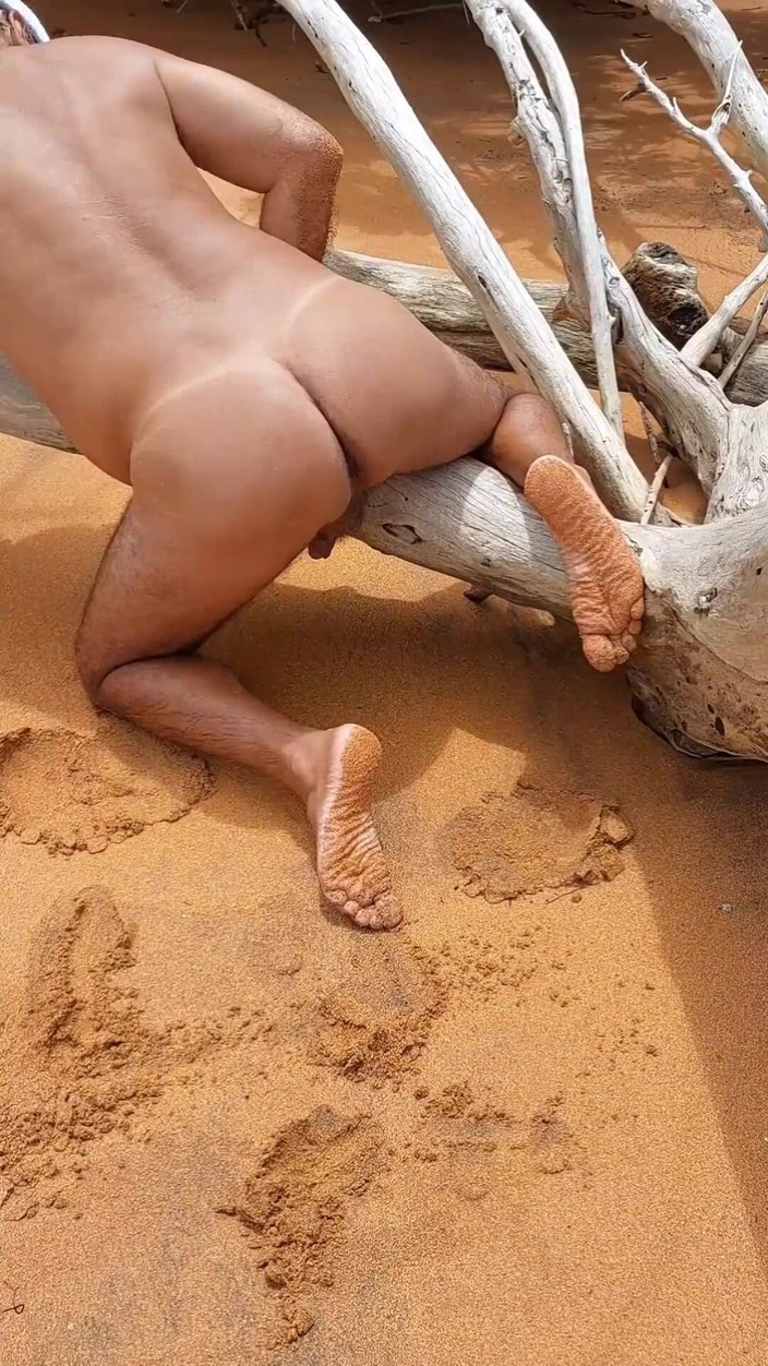 Ladysilvas: Ladysilva mostrando sua bunda bronzeada muito sexy na praia