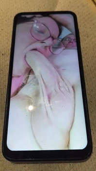La troia perversa guarda i suoi porno ingoiare quel cazzo in profondità nella gola con il carico che ha