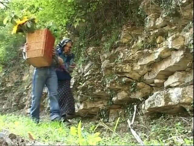 Old PIGS XXX: Bunicuță în aer liber futută în cur cu ejaculare facială