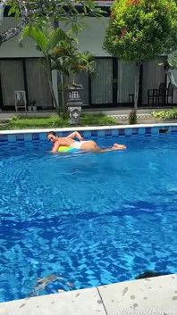 Yoga albero posa all'aperto e stuzzica in tuta see-through in piscina