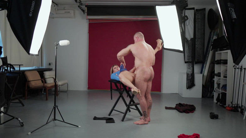 Laura Dee: Studio Secrets, Model blonde yang elegan membiakkan kerusi Pengarah, Creampie...
