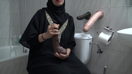 Souzan Halabi: La mia moglie bollente si masturba davanti a un bagno...