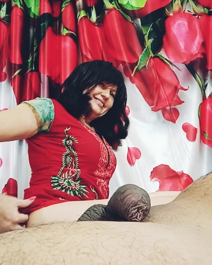 Bolly Karma: Cougar MILF, While She Licks
