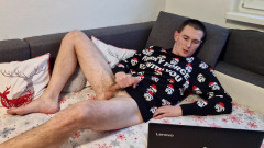 Fap_man93: Поки я лежу на дивані, дивлюся порно на ноутбуці, я мастурбую свій великий член