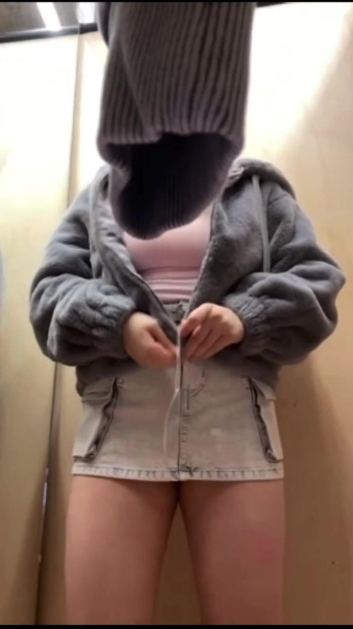 JuiceLussie: Futai anal extrem în cabina de probă