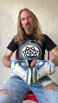 Longhairdude, branlette et éjaculation avec des dresseurs Osiris, jean déchiré, tshirt