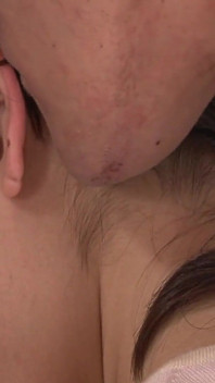 Goteando, ella hace que su hijastro esté realmente cachondo.