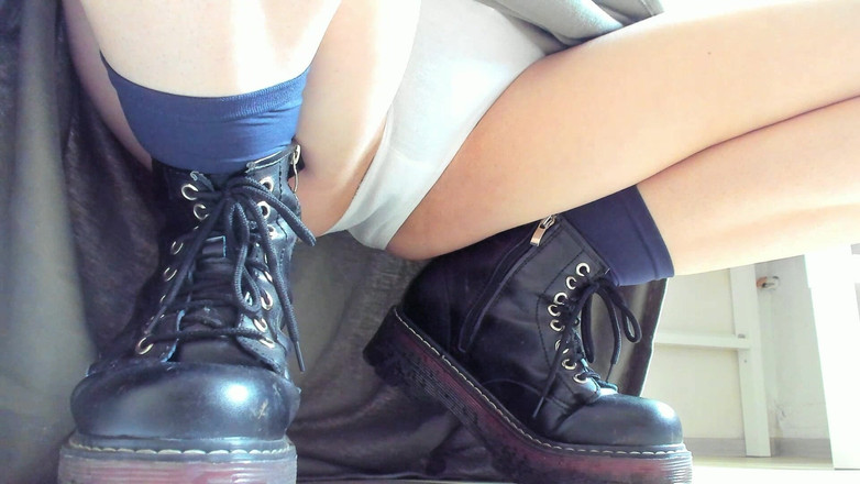 Rarible Diamond: Váy dài và ủng bẩn thỉu